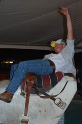 Photo man riding a bucking bull